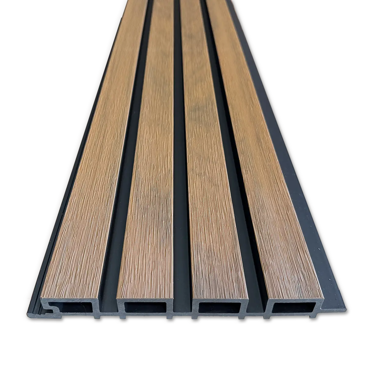Kunststoff-Fassadenplatten aus brauner Eiche mit feiner Holzmaserung